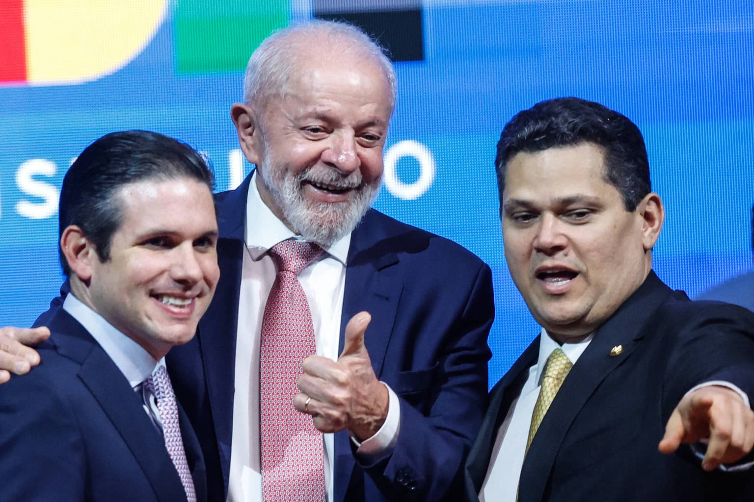 Favoritismo de Flávio Bolsonaro complica reeleição de Motta e Alcolumbre no Congresso