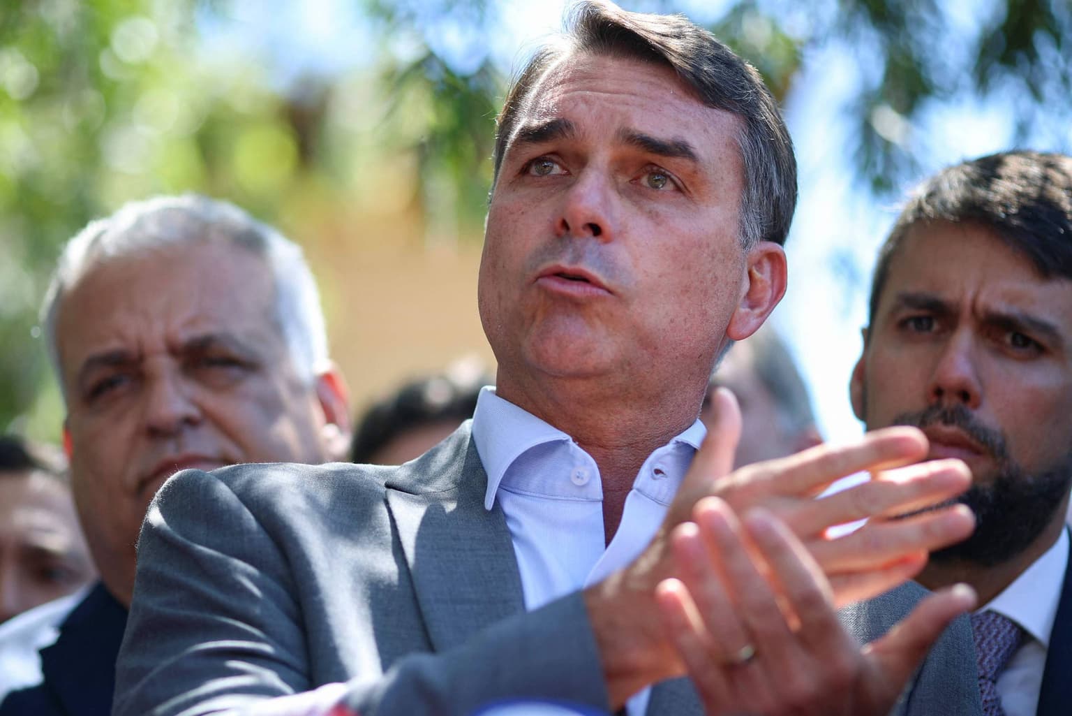Flávio Bolsonaro propõe congelar dívidas das famílias com programa semelhante ao Desenrola