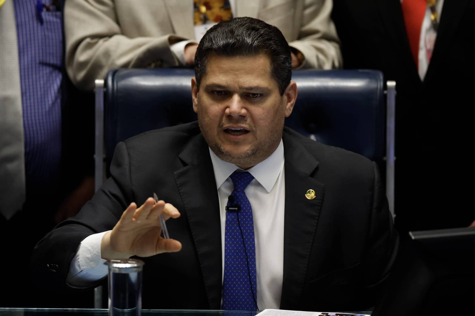 Alcolumbre busca reeleição no Senado com apoio de Lula e votos do PL