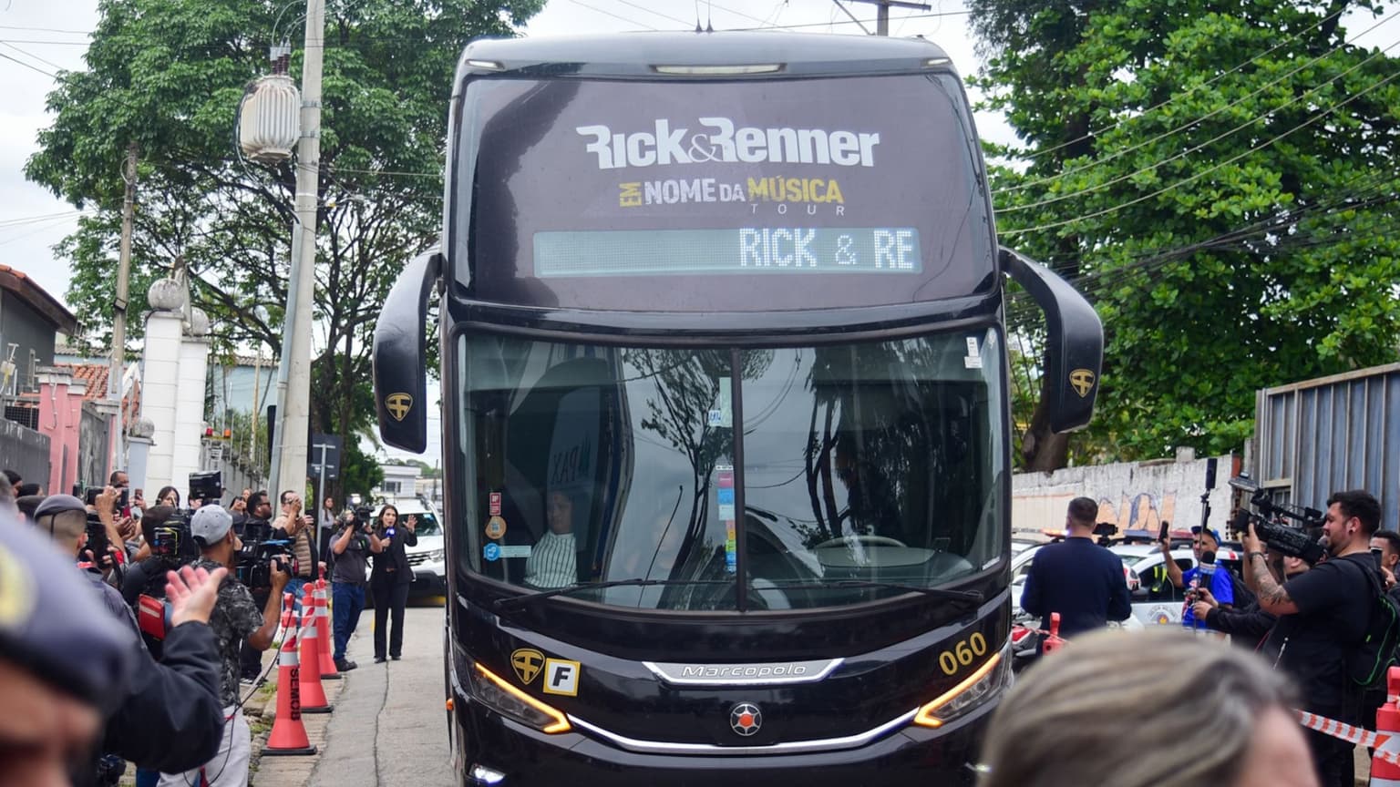 Famosos se despedem de Rick em velório fechado em Sorocaba