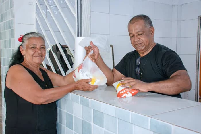 Prefeitura de Lauro de Freitas entrega leite para 13 instituições sociais