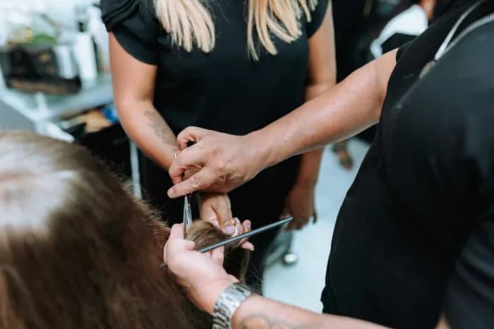 Candeias realiza corte solidário em apoio ao Outubro Rosa pelo 4º ano