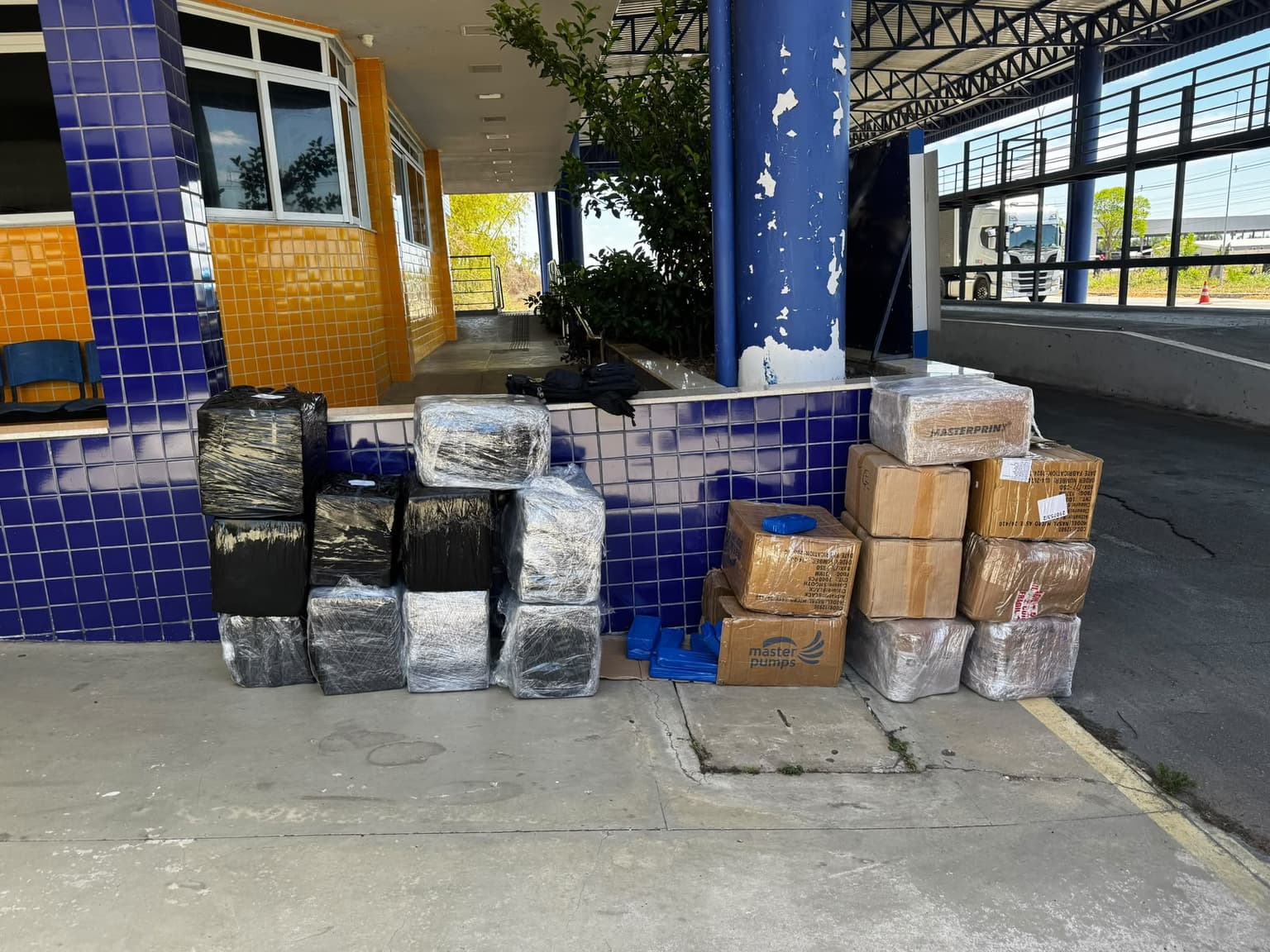 PRF apreende mais de 520 kg de drogas em carro na BR-116, Bahia