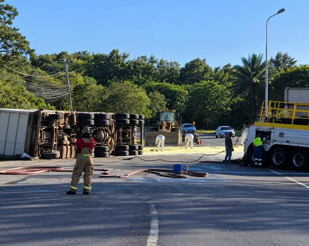 Carreta carregada com enxofre tomba e bloqueia via no Polo de Camaçari
