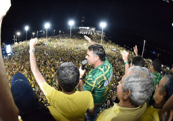 Ato de Flávio Bolsonaro na Barra reúne público recorde de 100 mil pessoas