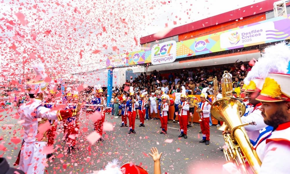 Desfile cívico reúne escolas e grupos culturais nos 268 anos de Camaçari