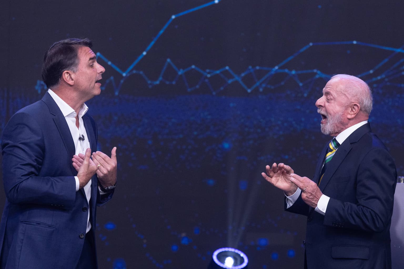 Performance de Flávio Bolsonaro no debate mostra inspiração em Marçal, Trump e Jair