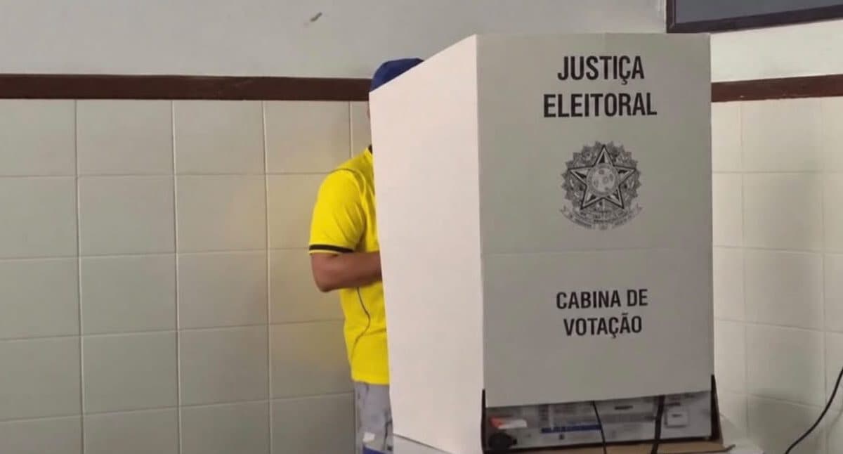 Falha em urna eletrônica causa denúncia de orientação para voto nulo em Lauro de Freitas