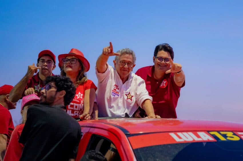 Caetano lidera carreata em Camaçari em apoio a Lula no último dia de campanha
