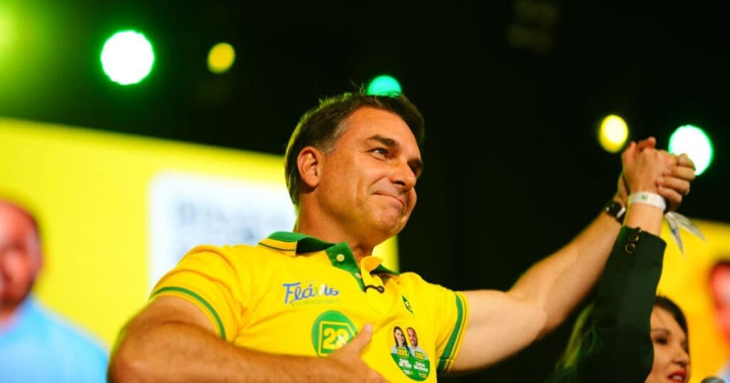 Campanha de Flávio Bolsonaro termina em Salvador com estratégia para o 2º turno