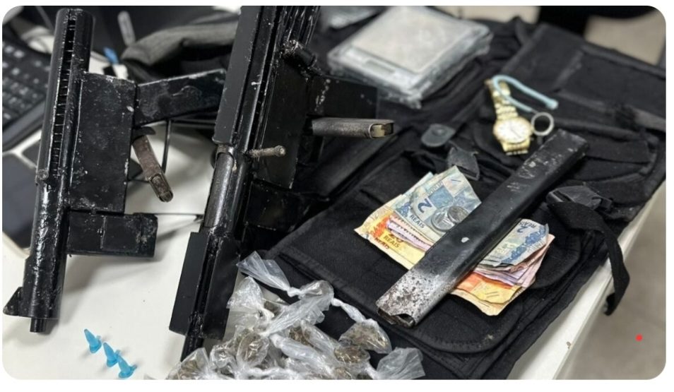 40 trouxas de mato do capeta, 3 pinos de pó e a PM montando o kit se lascou premium. 1