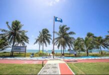 Camaçari conquista 7º ano do selo Bandeira Azul na Praia do Paraíso!