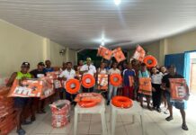 Camaçari entrega novos equipamentos para segurança de pescadores