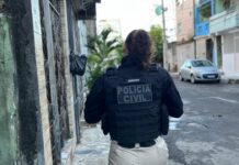 Homem preso por agredir companheira em Camaçari; vítima perde dente