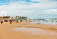 Limpeza da Orla de Camaçari em Verão: Avaliação de Turistas e Moradores