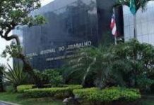 Mulher demitida por trabalhar em outro lugar com atestado médico