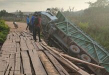 Caminhão tomba em ponte: saiba como evitar acidentes em Joaquim Gomes