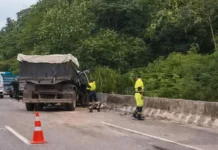 Acidente na Ponte do Rio Joanes: Caçamba e Carro Colidem em Camaçari