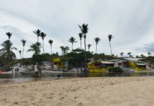 Cobrança em Barracas de Praia Gera Reclamações em Camaçari