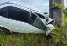 Motorista perde controle e colide com poste na Via Parafuso