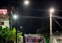 Compactador de lixo perde freio e derruba casa em Camaçari