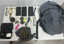 PM apreende drogas e celulares com dois homens em Camaçari