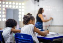 Camaçari anuncia reajuste salarial para professores após 8 anos