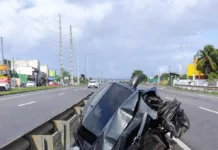 Carro destruído em acidente grave na Estrada do Coco