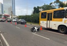 Mulher perde controle da moto e morre em assalto em Salvador