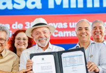 Lula defende programas sociais em entrega de moradias em Camaçari