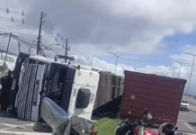 Carreta tombada no Viaduto do Trabalhador causa caos no trânsito em Camaçari