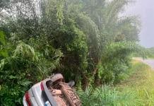 Carro capota na Linha Verde em chuva intensa perto da Praia do Forte