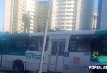 Motorista de ônibus sobe no teto e exibe bandeira do Brasil em Salvador