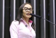 Mulher que provocou Jerônimo no 2 de Julho é oposição em Camaçari