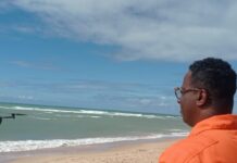 Bombeiros intensificam buscas por jovem sumido em praia de Camaçari